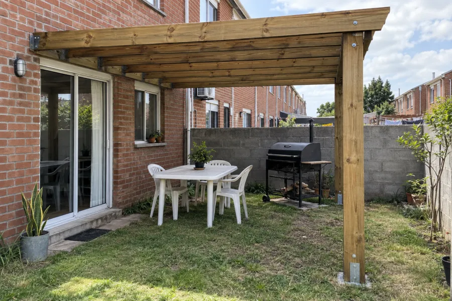 Pérgola chica de pino tratado en el fondo angosto de una casa de cooperativa